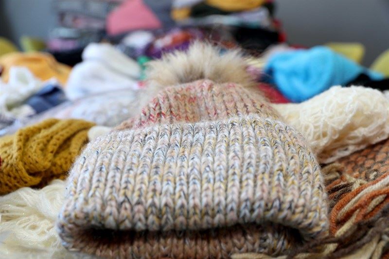 Depremzedeler İçin Atkı, Bere ve Patik Örüyorlar