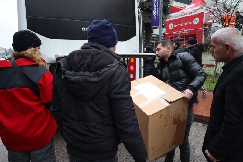 İZMİT BELEDİYESİ GÖNÜLLÜ SAĞLIKÇILARI AFET BÖLGESİNE ULAŞTIRIYOR
