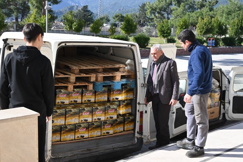 Depremzedelerin yiyecek malzemesi Kemer Belediyesi’nden