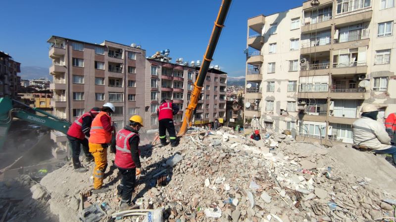 BAŞKAN HÜRRİYET VE YARDIM EKİPLERİ DEPREMZEDELER İÇİN SAHADA ÇALIŞIYOR