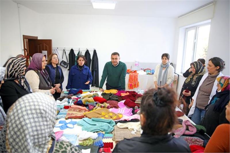 ALANYA BELEDİYESİ KURSİYERLERİ EL EMEĞİYLE HAZIRLADIĞI KIYAFETLERİ DEPREMZEDELERE ULAŞTIRILIYOR