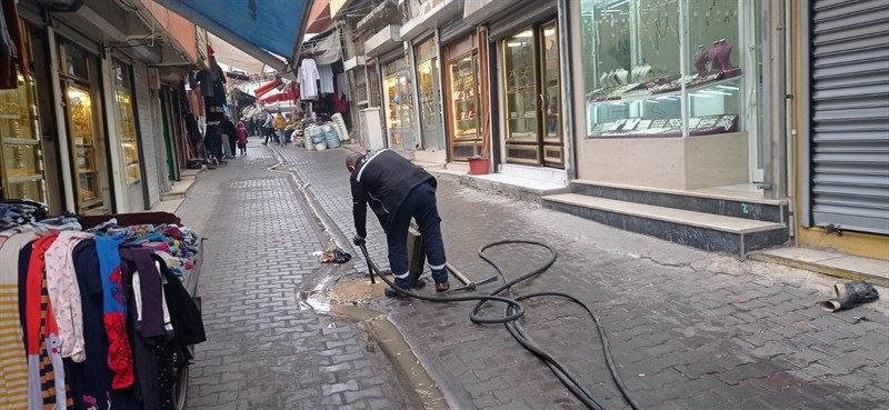 Siirt belediyesi SİSKİ ekiplerince rögarlar temizleniyor