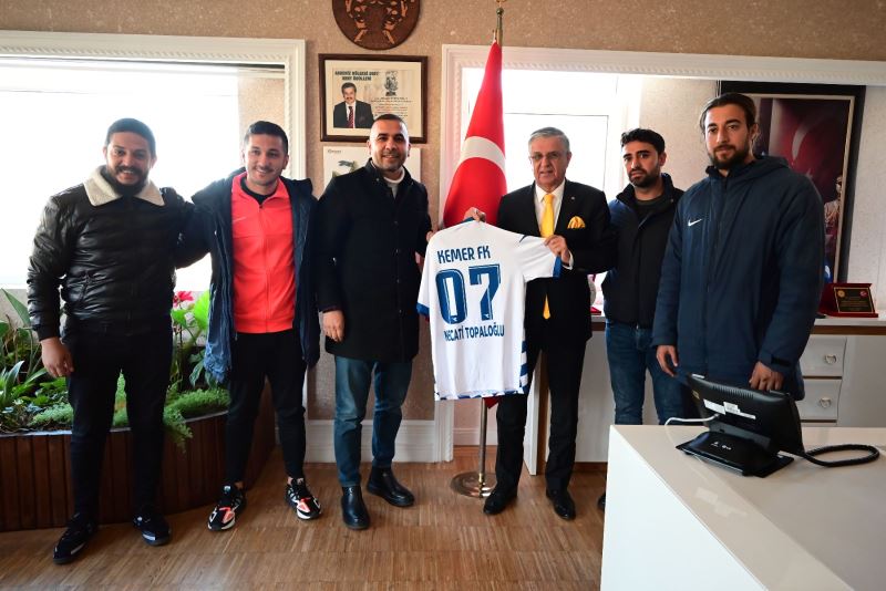 Başkan Topaloğlu’na forma hediyesi