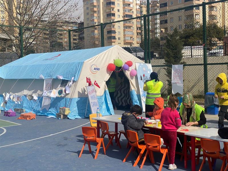 DEPREMZEDE ÇOCUKLAR İÇİN MASAL ÇADIRI