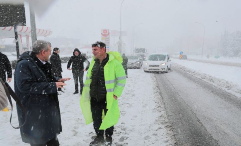 Başkan Beyazgül Sahada Karla Mücadele Çalışmalarını İnceledi