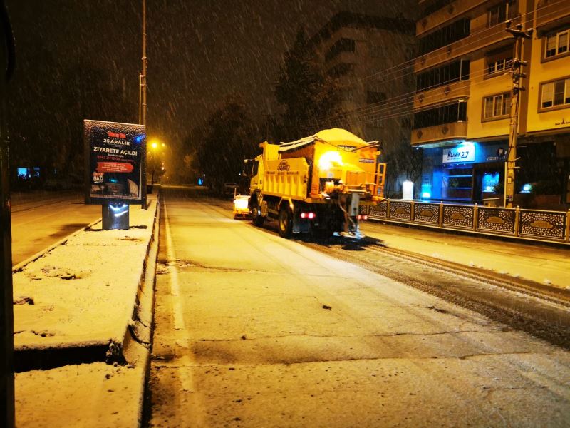 GAZİANTEP BÜYÜKŞEHİR KARLA MÜCADELEYİ TÜM GECE SÜRDÜRDÜ