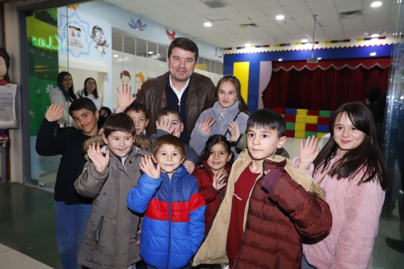 BAŞKAN DİNÇER’İN KARNE HEDİYESİ ÖĞRENCİLERİ MEMNUN ETTİ