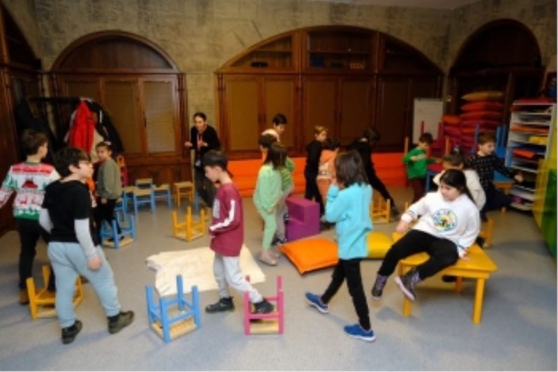 YARIYIL TATİLİNDE MASAL ŞATOSU ÇOK RENKLİ