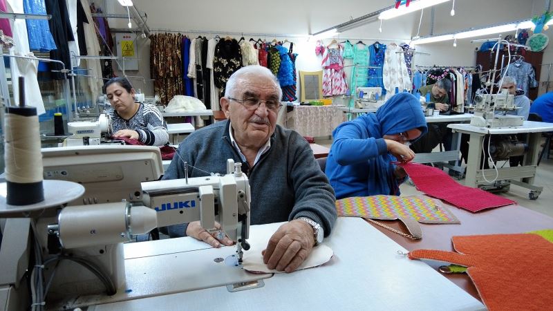 76 YAŞINDA AZMİ VE GÜLER YÜZÜYLE ENGELLİLERE MORAL OLUYOR