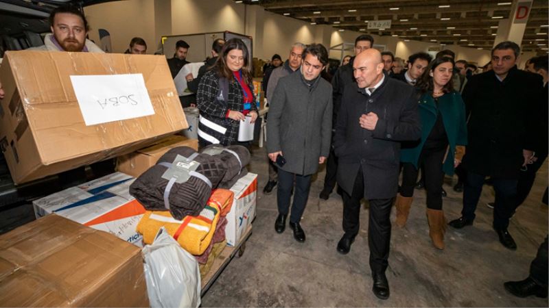 Başkan Soyer yardımların toplandığı Fuar İzmir