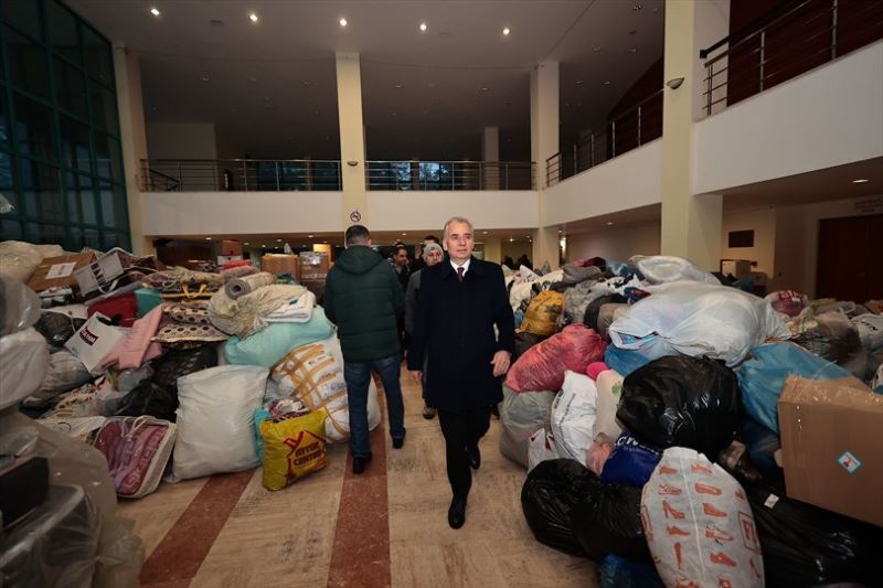 Büyükşehir’in ilk yardım malzemeleri tırı yola çıktı