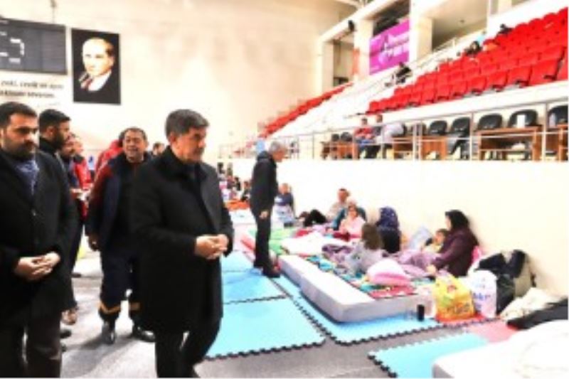 Belediye Başkanımız Sayın Bekir Aksun, Merkez Kapalı Spor Salonunda kalan vatandaşlarımızı ziyaret etti