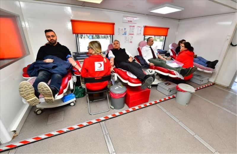 İzmir Büyükşehir Belediyesi personeli depremzedeler için kan bağışı yaptı