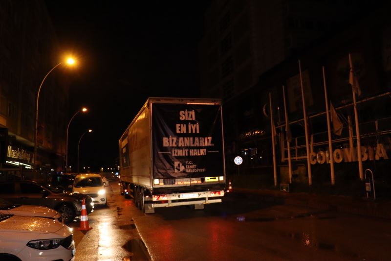 İZMİT BELEDİYESİNİN İKİ YARDIM TIRI AFET BÖLGESİNE ULAŞMAK ÜZERE