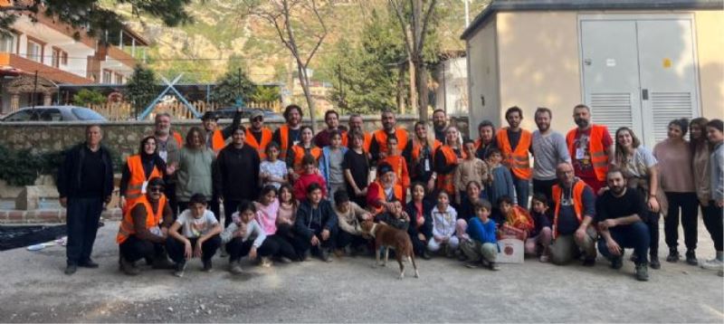ŞEHİR TİYATROSU EKİBİMİZ DEPREMZEDE ÇOCUKLARA MORAL OLUYOR
