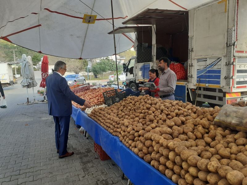 Başkan Topaloğlu Göynük pazarında esnafla bir araya geldi