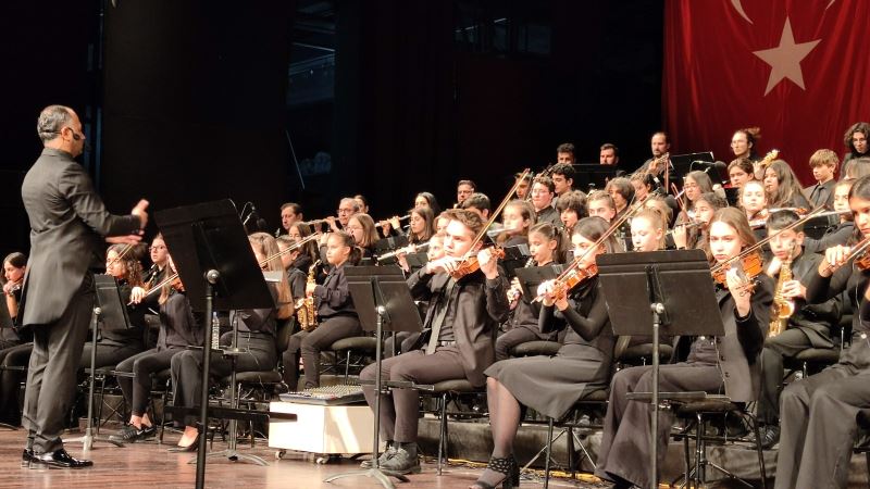 Gençlik orkestramız şehitler için sahnede