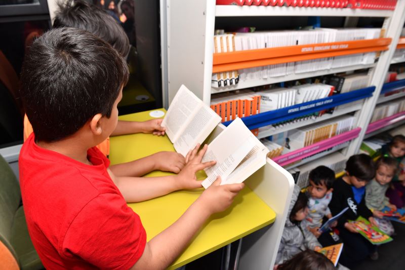 Mersin Büyükşehir, Kentte Ağırladığı Misafirler İçin Kitap Dağıtımı Gerçekleştirdi