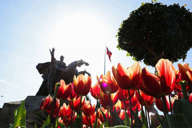 Antalya rengârenk lalelerle süslendi