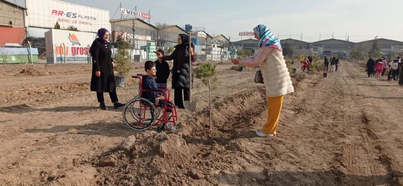 ÖZEL ÖĞRENCİLER KARATAY’DA FİDAN DİKTİ