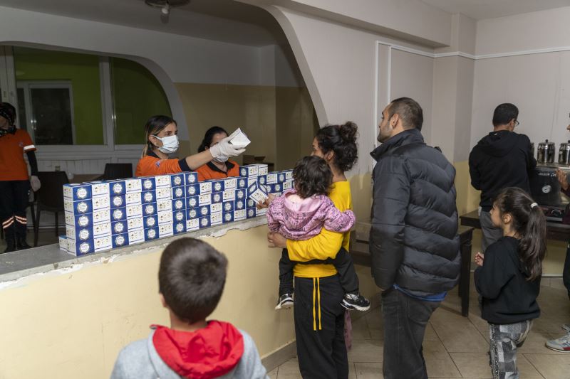 Mersin Büyükşehir, Berat Kandili’nde 15 Bin Kandil Simidi Dağıttı