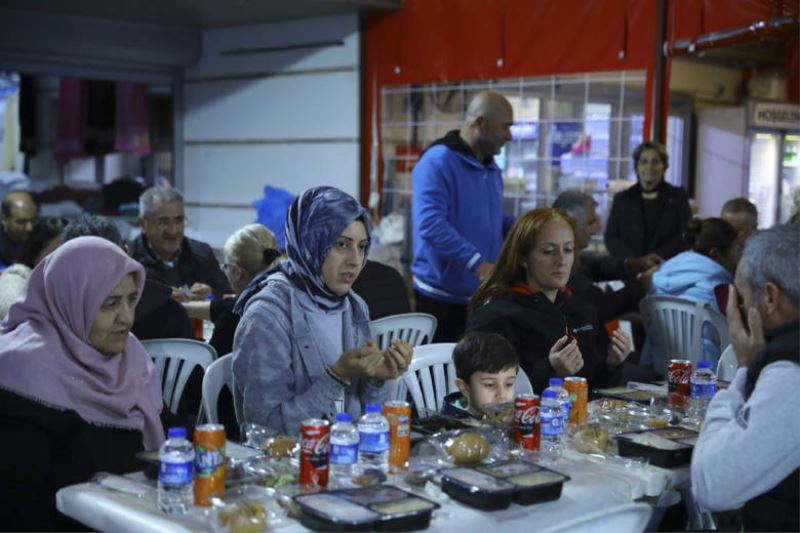 Depremzedeler iftar yemeğinde bir araya geldi