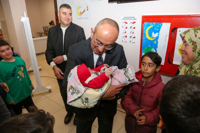 BAŞKAN KAVUŞ DEPREM BÖLGESİNDEN GELENLERLE İFTARDA BULUŞTU