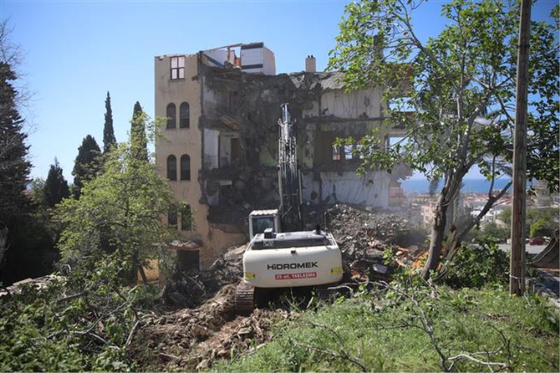 ALANYA BELEDİYESİ ŞEHİRDEKİ RİSKLİ YAPILARIN YIKIMINI GERÇEKLEŞTİRİYOR