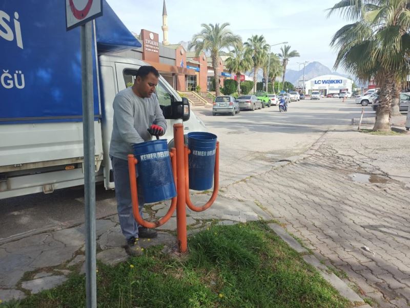 Kemer’de bulunan çöp kovaları yenileniyor