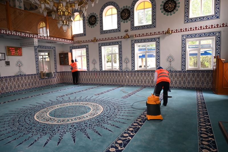 Bayram öncesi camilerde temizlik