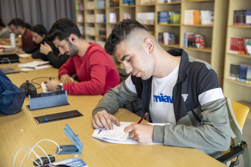 Adres Okuma Salonu, Depremzede Öğrencilerin De Adresi Oldu