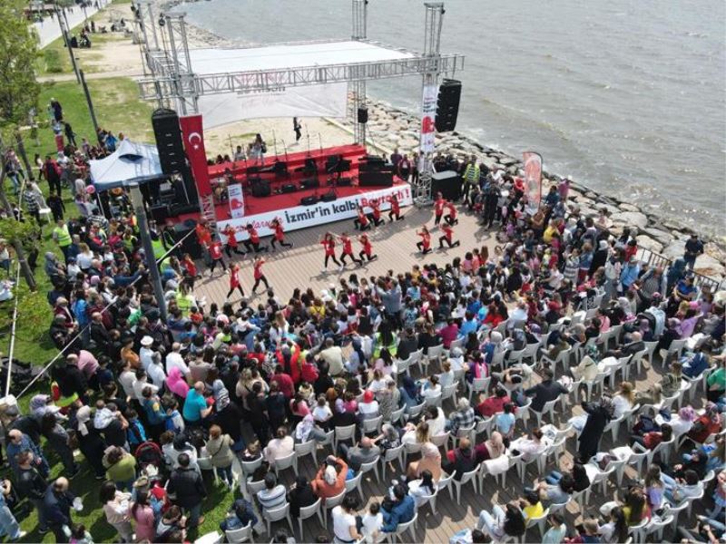 Bayraklı’da binlerce çocukla 23 Nisan coşkusu!