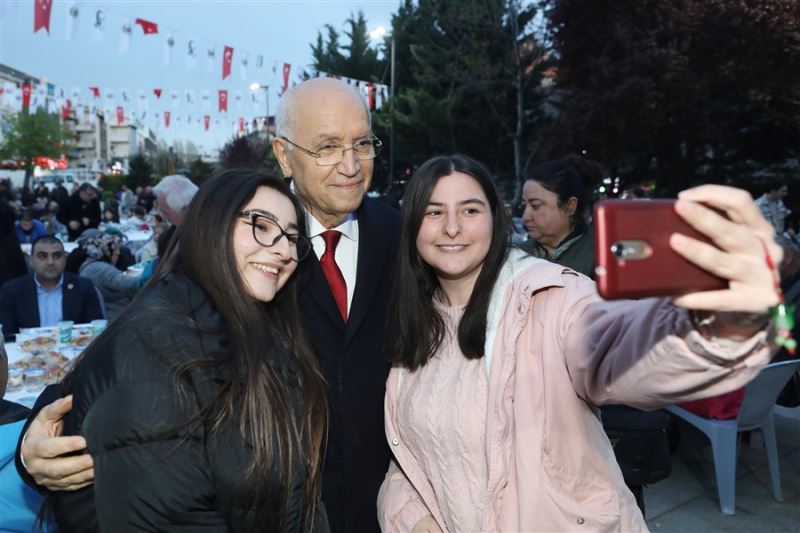 Kardeşlik Sofrası Ragıp Tüzün Parkı