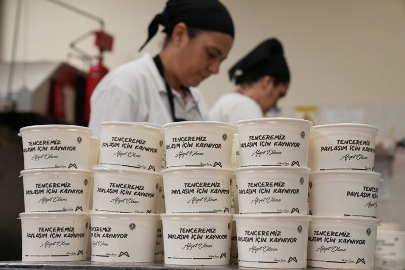 Büyükşehir’in Depremzelerle Paylaştığı Yemek Sayısı 2 Milyonu Aştı