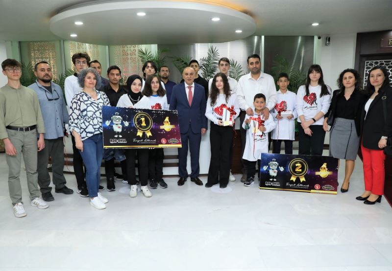 Robot yarışmasını kazanan gençler ödüllerini 19 Mayıs’ta aldı