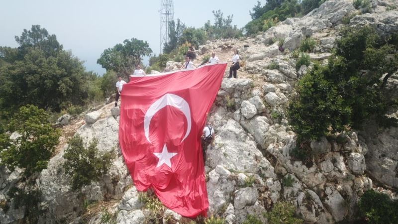 100 metrelik uçurumda Türk bayrağı astılar