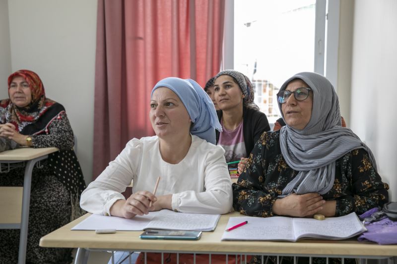 Büyükşehir’in Okuma Yazma Kursu Kadınlara Umut Oluyor
