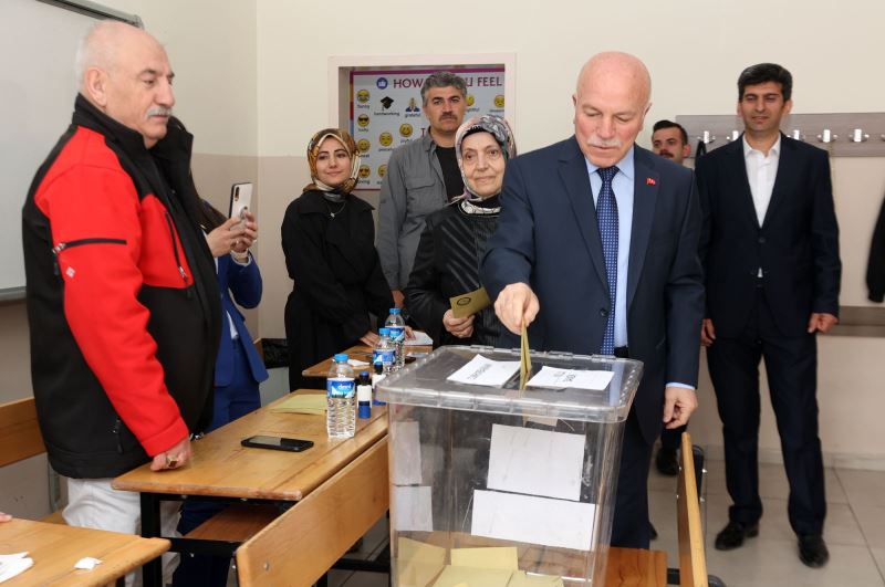 BAŞKAN SEKMEN OYUNU KULLANDI