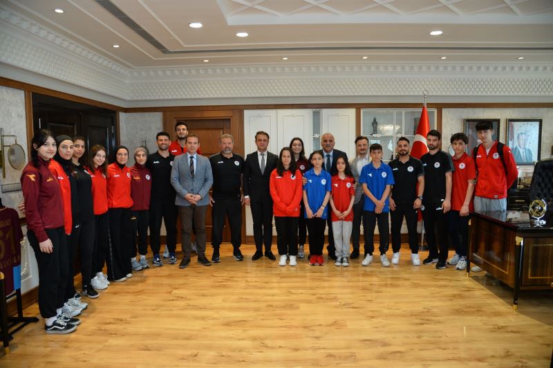 BAŞKAN ZORLUOĞLU ŞAMPİYON SPORCULARI AĞIRLADI