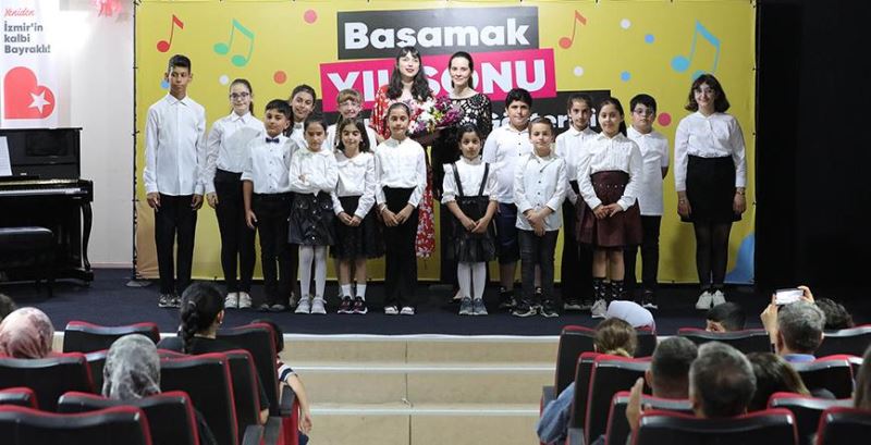 BASAMAK kursiyerleri yıl sonu gösterileriyle sahnede