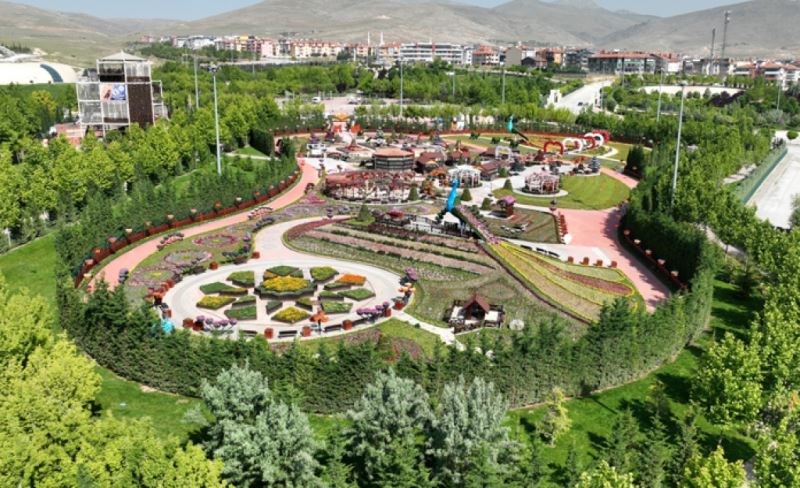 400 bin çiçekle görsel şölen sunuyor   SELÇUKLU ÇİÇEK BAHÇESİ ZİYARETÇİLERİNİ BEKLİYOR