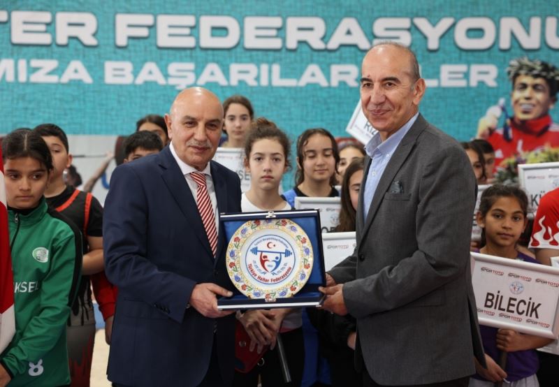 Minikler Türkiye Halter Şampiyonası Keçiören’de düzenleniyor