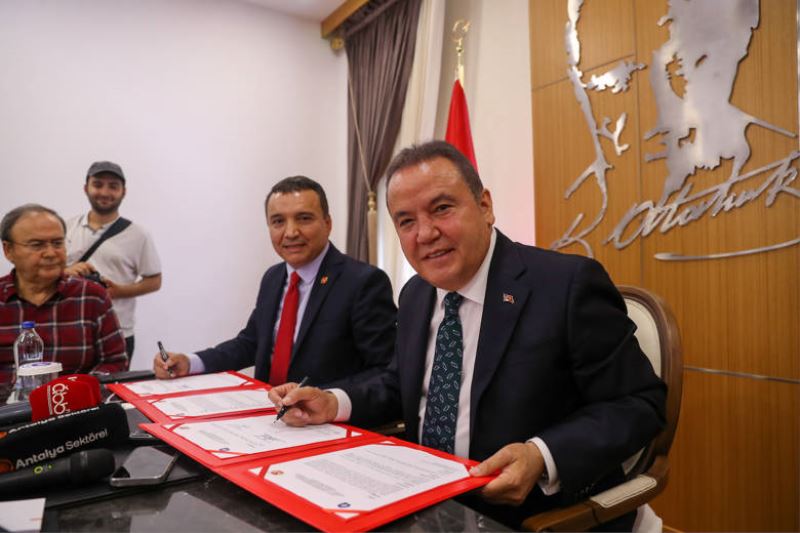 Başkan Böcek’ten gazetecilere sosyal tesis