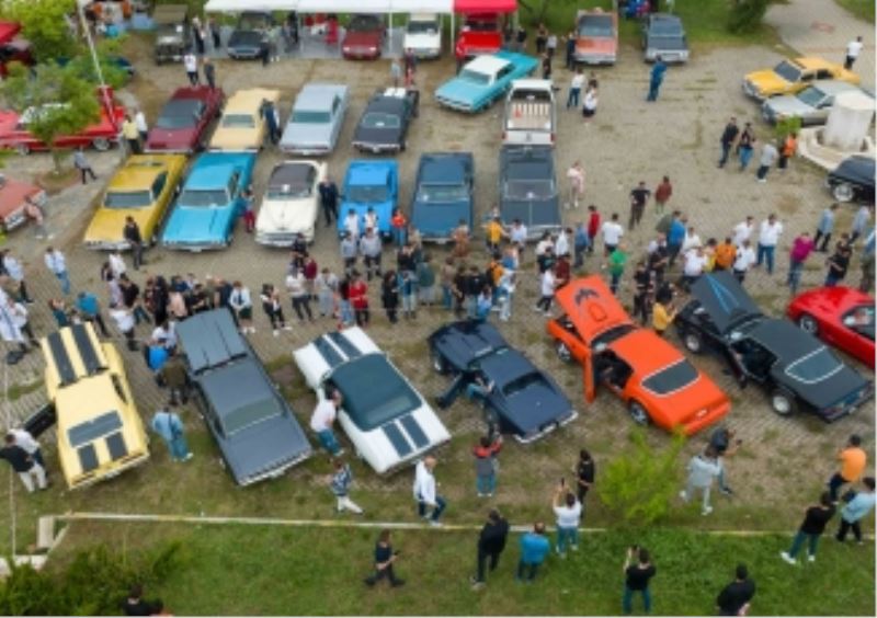 Klasik otomobil tutkunları Buca’da buluştu