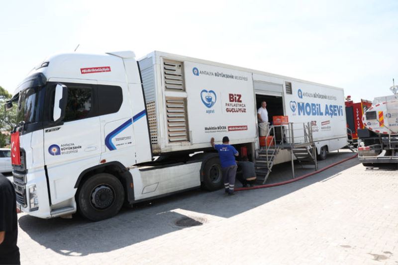 Büyükşehir Belediyesi yangın bölgesinde mobil aşevi kurdu