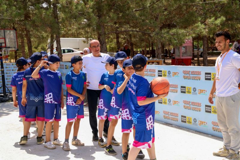 BAŞKAN KAVUŞ, GENÇ KOMEK VE YAZ SPOR OKULU ÖĞRENCİLERİNİN KONUĞU OLDU