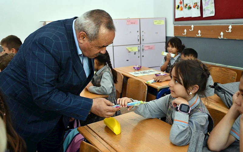 Başkan Şahin, Okula Başlayan Öğrencileri Unutmadı