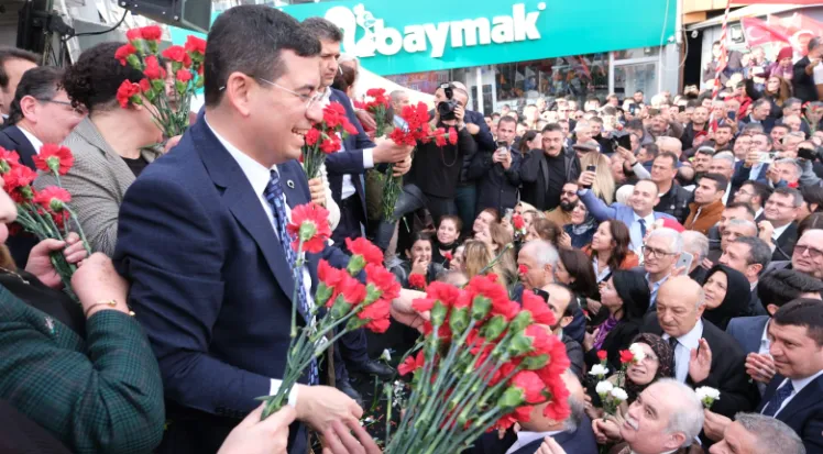 TÜTÜNCÜ COŞKUYLA VE KARANFİLLERLE KARŞILANDI.. 