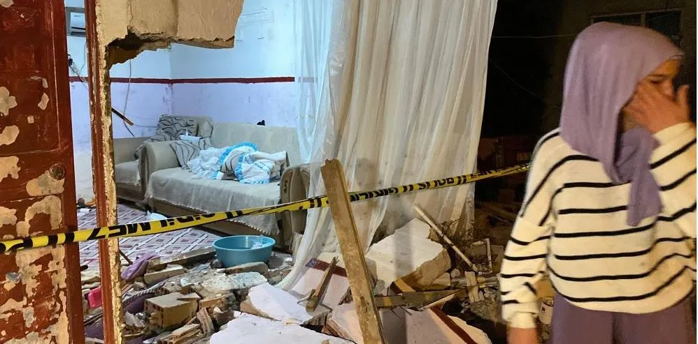 KONTROLDEN ÇIKAN ARAÇ GECEKONDUYA DALDI.. 3 YARALI VAR