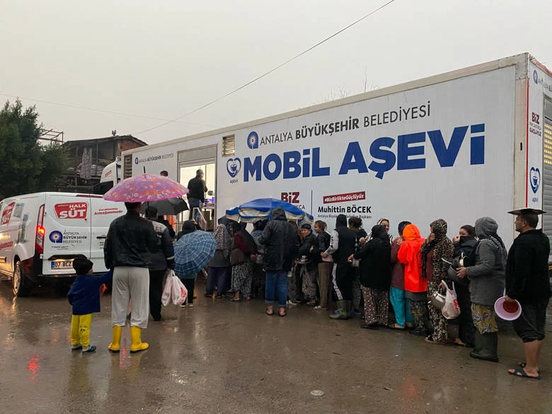 Büyükşehir sel bölgesinde sıcak yemek dağıtıyor